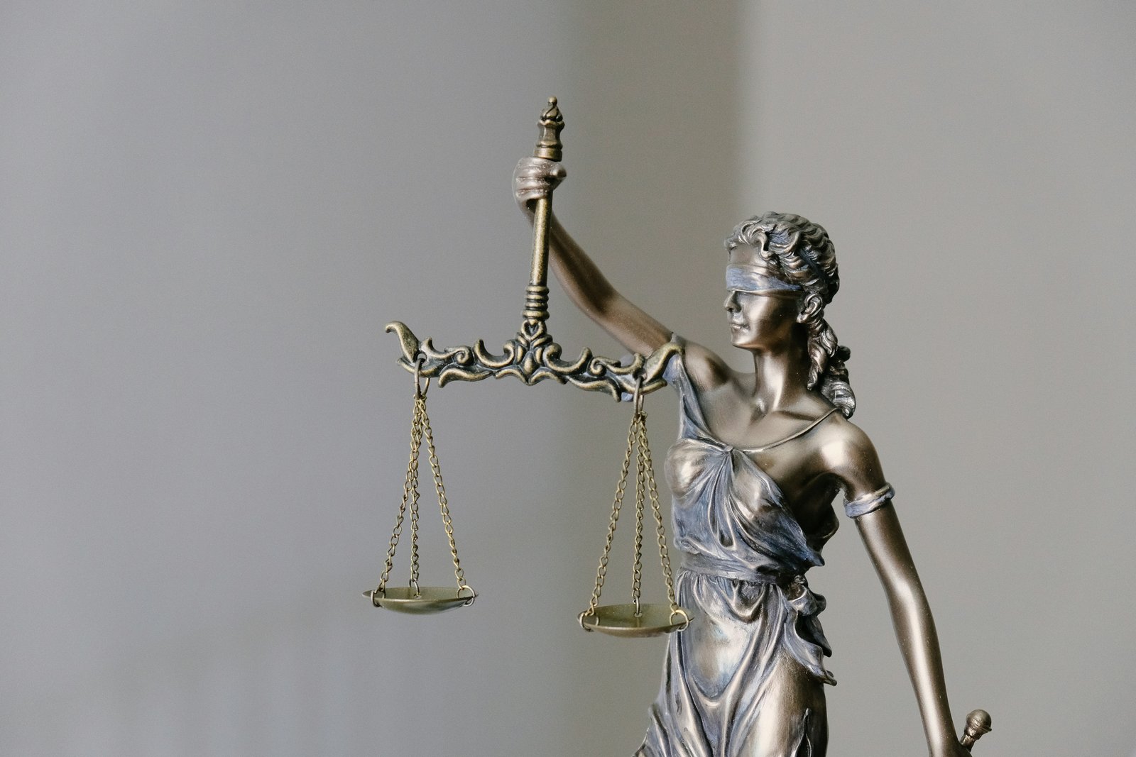 Estátua da justiça para representar Direito Criminal