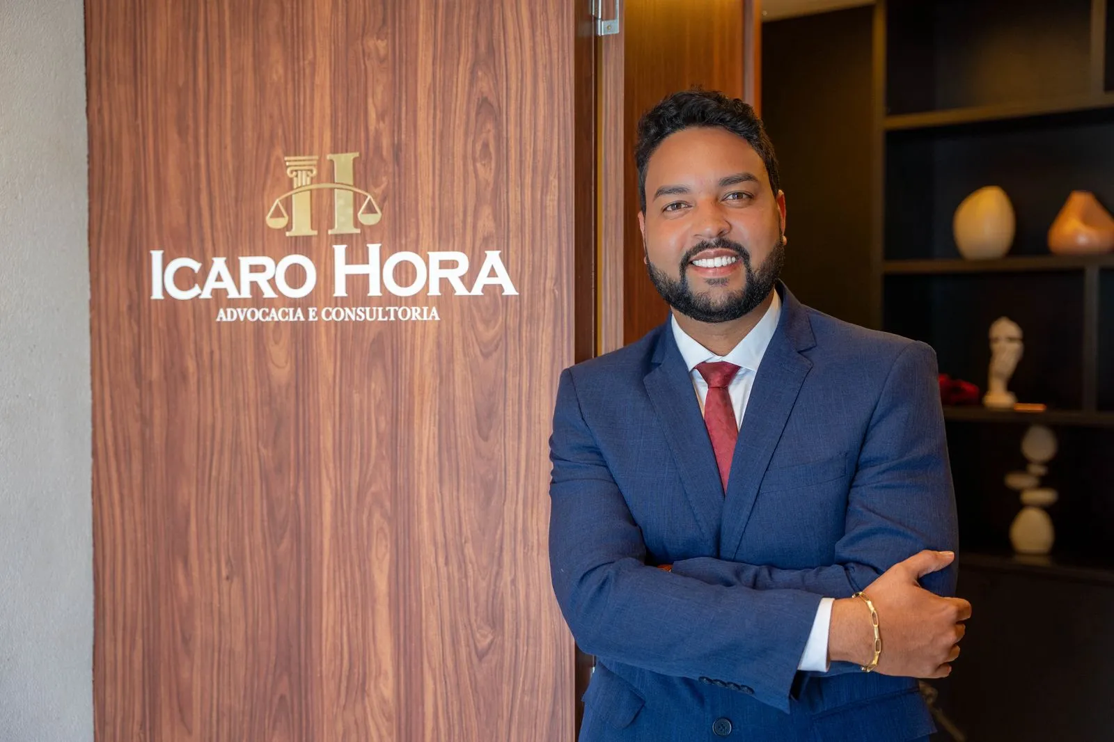 Advogado Ícaro Hora em seu escritório