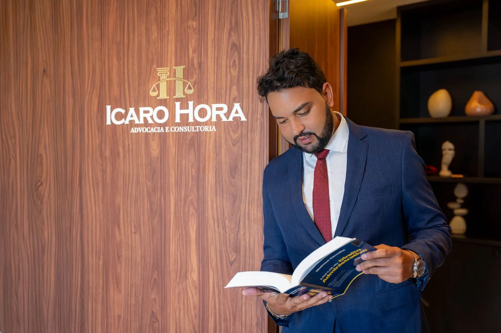 Ícaro Hora sorrindo no escritório